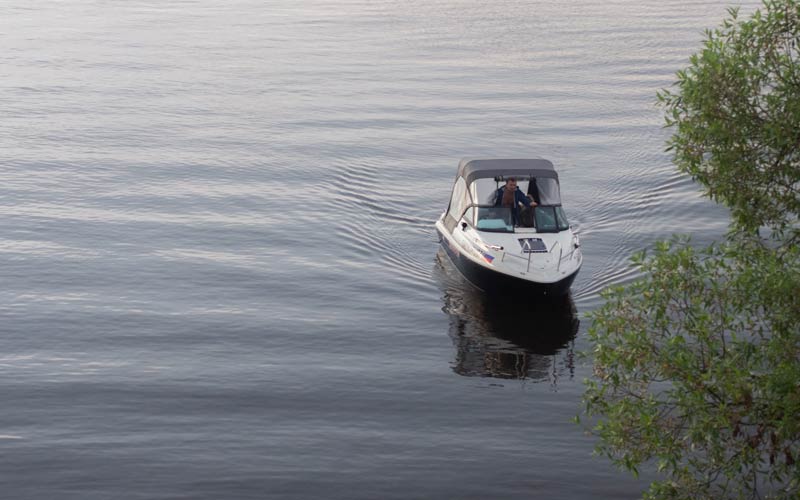 Человек на катере на озере Павленское